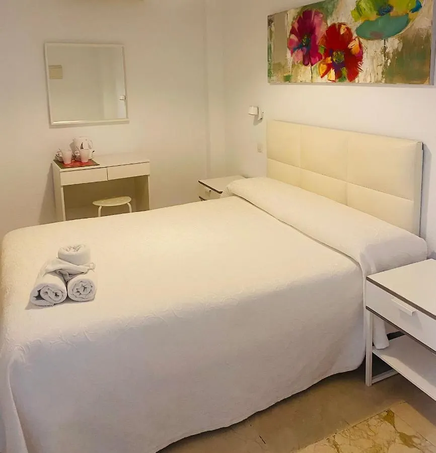 Hostal Tres Soles Nerja Guest house